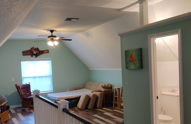 Homosassa River living, access to the gulf and minutes to bars and restauraunts.