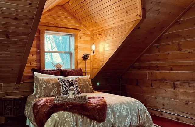 Honey Bear Acres / HOT TUB / Sleeps 4