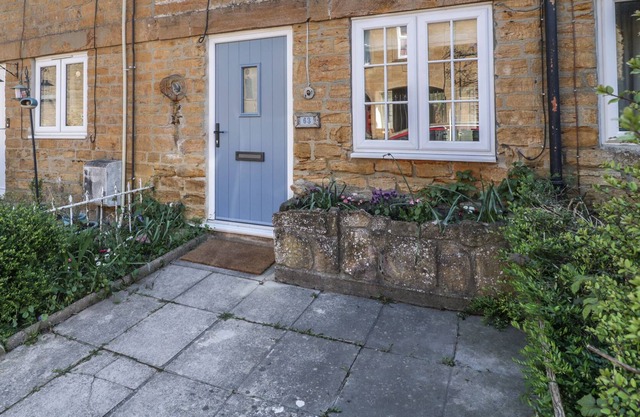 HONEYBEE COTTAGE, pet friendly, with open fire in Martock