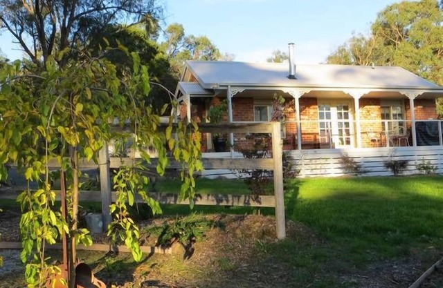 Honeyeater Cottage Bed and Breakfast