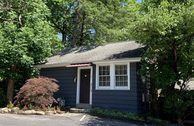 Honeymoon Cottage, creek view.