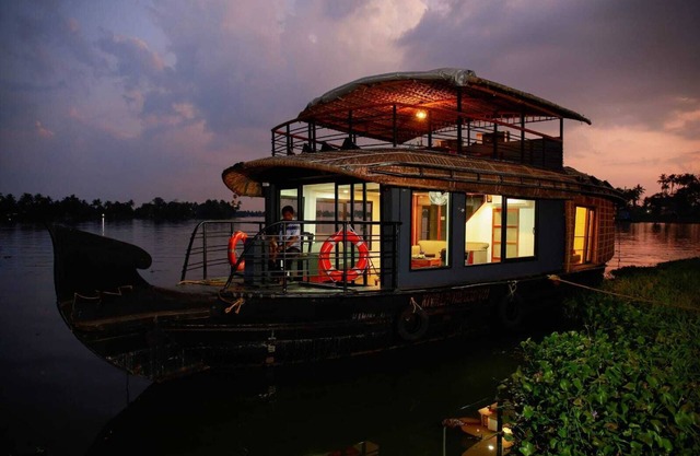 Honeymoon Houseboat