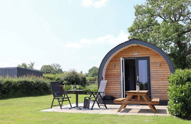 HONEYPOT HIDEAWAYS - ACACIA, romantic in Higher Kinnerton, Chester