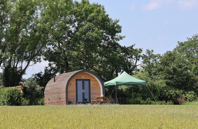 HONEYPOT HIDEAWAYS - CLOVER, romantic in Higher Kinnerton, Chester