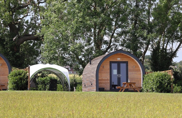 HONEYPOT HIDEAWAYS - MANUKA, romantic in Higher Kinnerton, Chester