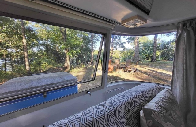 Honeysuckel Hideout-Glamping Airstream-Lake front, intended for adults only