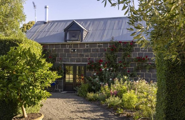 HONEYSUCKLE BARN - A LUXE BARN IN A PRIVATE GARDEN