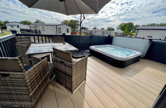 Honeysuckle Hot Tub Lodge