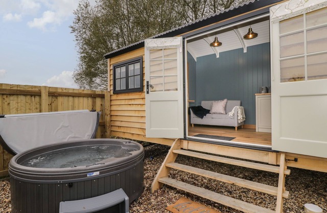 HONEYSUCKLE HUT, MYRTLE FARM, romantic, with hot tub in Warmley