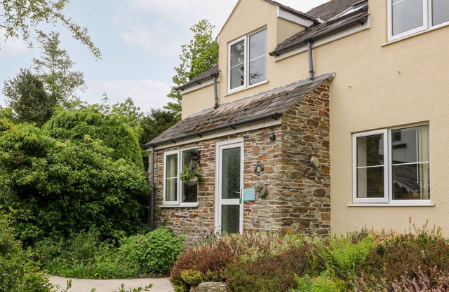HONEYSUCKLE, pet friendly, country holiday cottage in Moortown