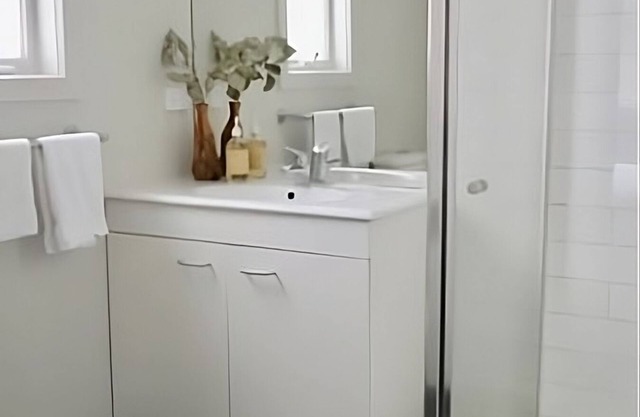 Honeysuckle St Cottage. Central Location. Sleeps 8
