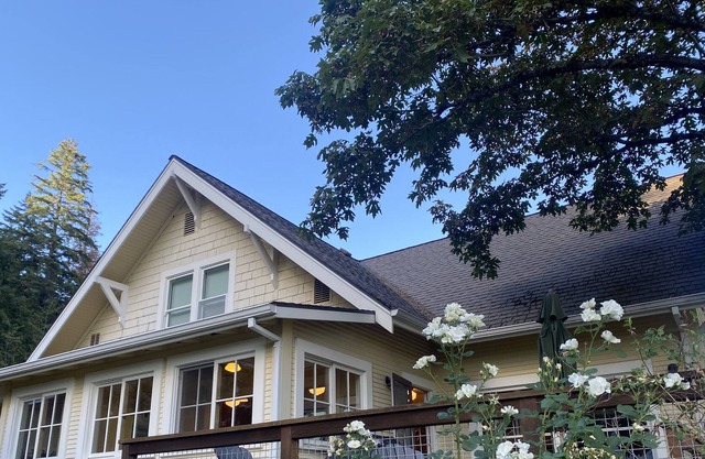 Hood River Farm House on 40 Acres - 5bd & 3ba