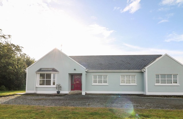 HOOK HEAD HIDEAWAY, pet friendly in Fethard-On-Sea, County Wexford