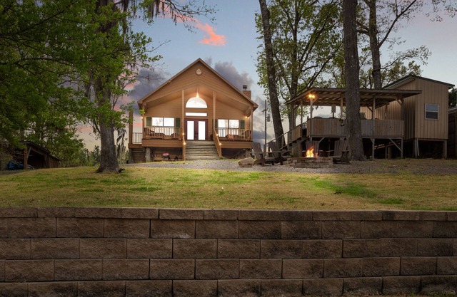 Hooked On Toledo - Cabina frente al lago en Toledo Bend con Boathouse