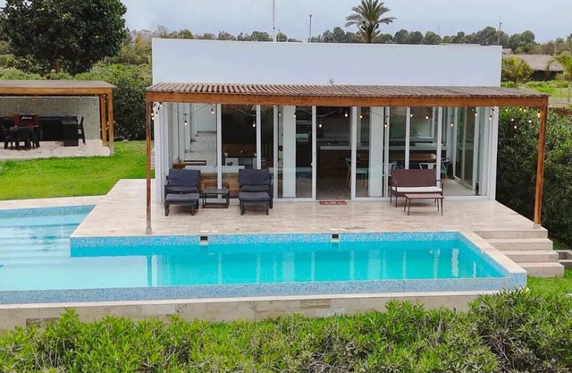 HOP BUZIOS exclusiva oasis y playa en Chincha