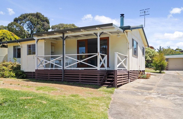 Hop Skip Cottage - Hop Skip Cottage - A 60's cottage with tasteful touches of retro decor & modern furnishings