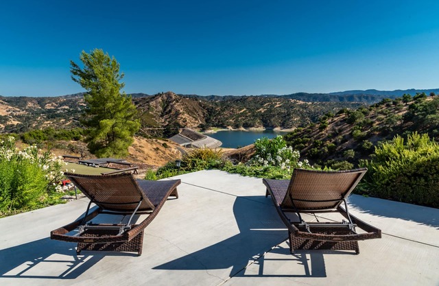 Hermosa casa en 20 acres con vista al lago Nacimiento!
