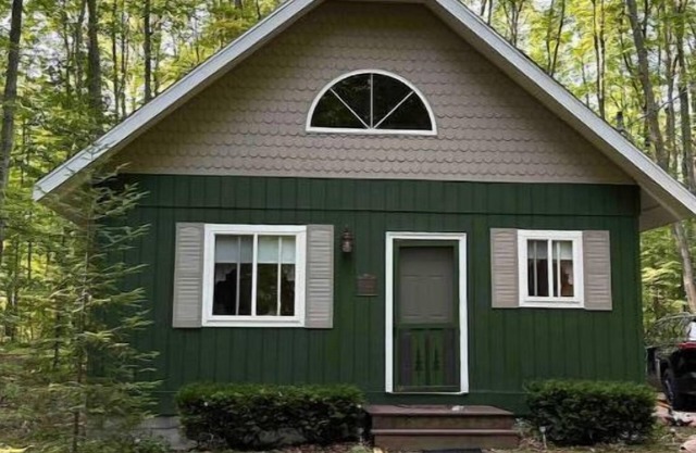 Horn HideAway: Wooded Cottage, Kayakers Welcome!