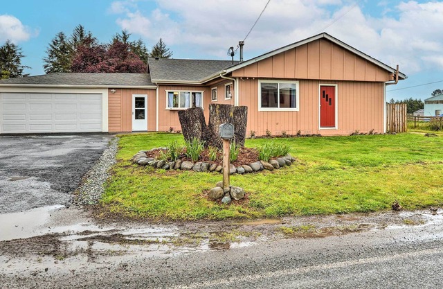 Horse and Dog-Friendly Home Near Redwoods!