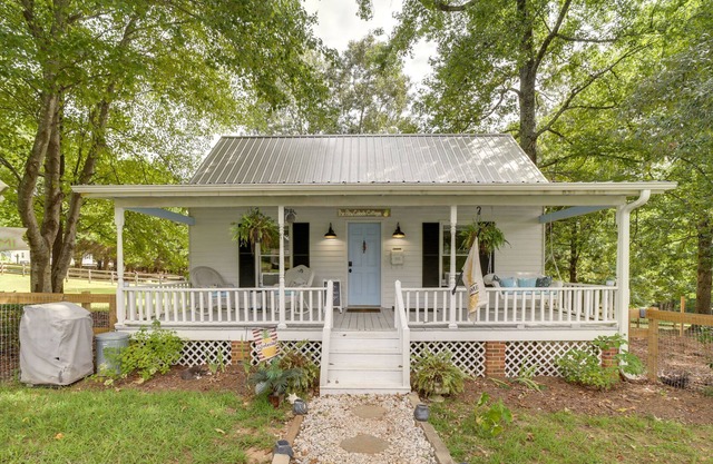 Horse-Friendly Cottage w/ Fire Pit & Grill!