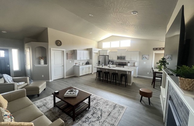 Horse Heaven Hills House, New 3 bedroom 3 bath, with territorial views.