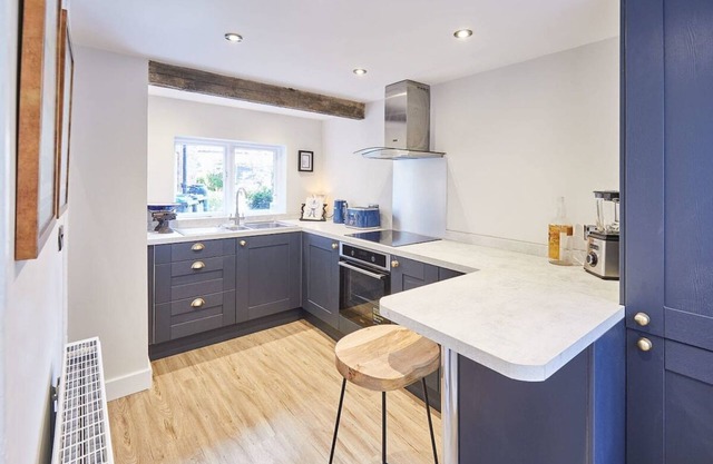 Host & Stay | 2 College Square