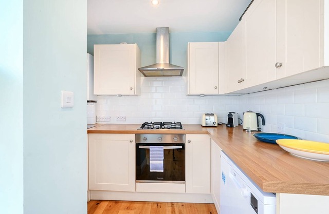 Host Stay Blue Bolthole on Vicarage Lane