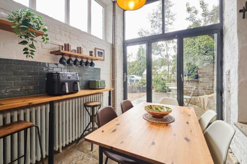 Host & Stay - The Artist's House