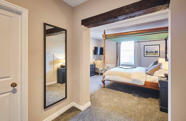Host & Stay | The Raven Hotel Rooms