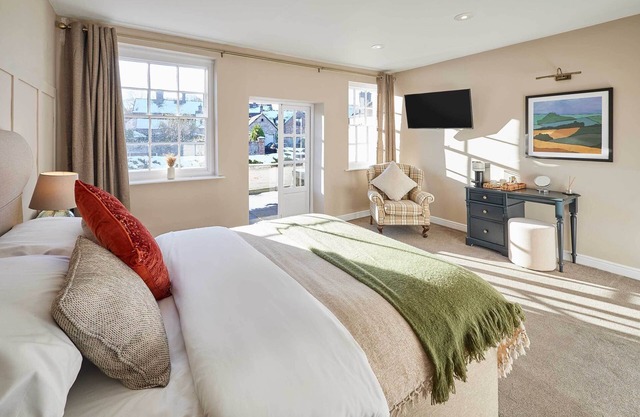 Host & Stay | The Raven Hotel Rooms