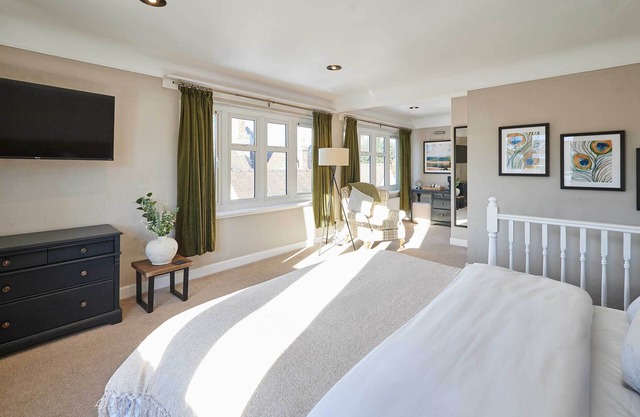 Host & Stay | The Raven Hotel Rooms