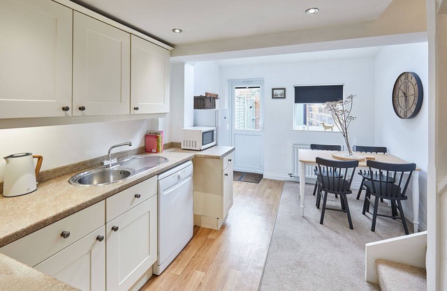 Host Stay Waterlily Cottage