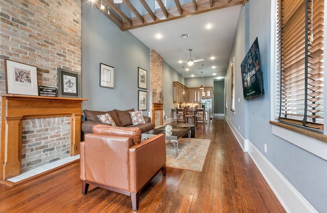 Hosteeva 2BR Steps to St. Charles Ave