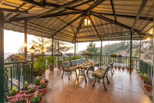 Hostie Romarica-Cottage with Lawn & Patio, Mashobra, Shimla