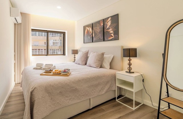 HostWise - Spacious and Stylish Flat with Garage