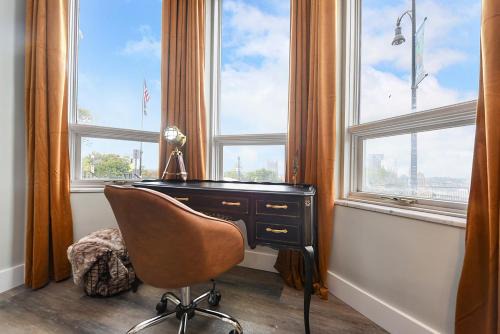 HostWise Stays - The Grandview - King Bed - Spectacular Views - Great Work Space