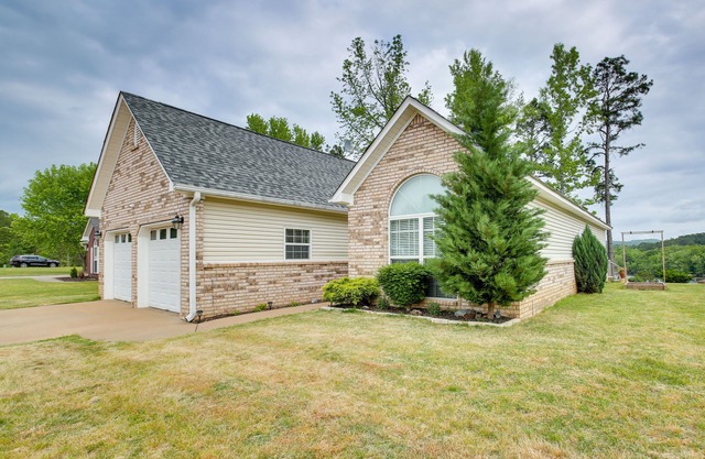 Hot Springs Vacation Rental w/ Pool Access & Deck!
