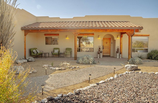 Hot Tub! 2 acre oasis near Sedona and Page Springs Wineries. Mountain View!