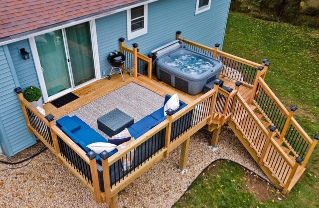 HOT TUB - 20 min to Capitol - KING Bed - Fireplace
