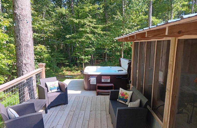 Hot Tub - 2BR + Loft Cabin - 2 mi to Cloudland