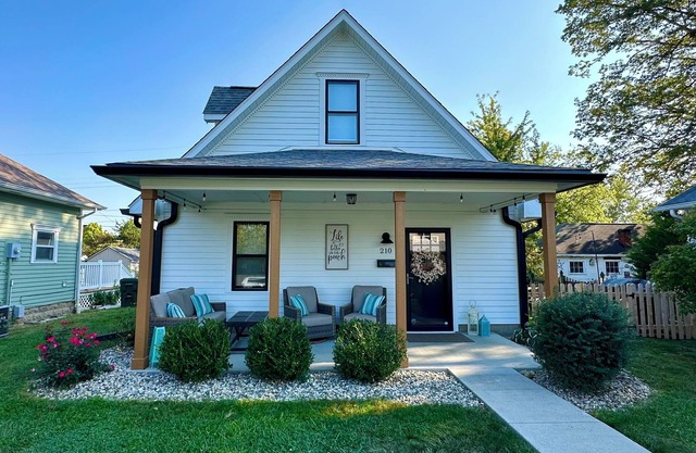 HOT TUB: 3-bedroom house in Fortville. Sleeps 6-New Remodel 12 Minutes to Ruoff