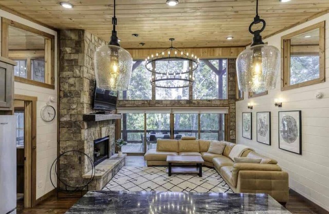 Walking Bear · Hot Tub, 3 Fireplaces, Private Riverside Firepit area