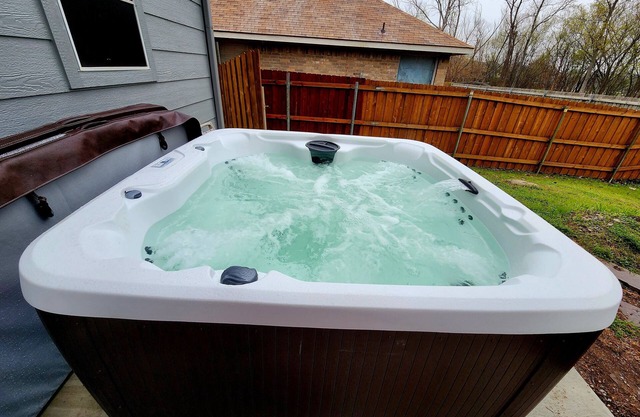 Hot Tub! 4BR 3BA Modern, newly remodeled, 16 ppl