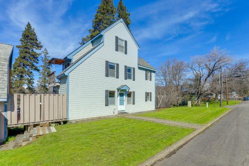 Hot Tub and Decks Central Hood River Townhome!