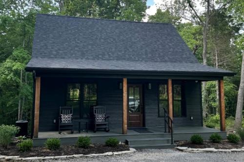Hot-tub and Fire Pit Provided Cabin in Carbondale, Illinois