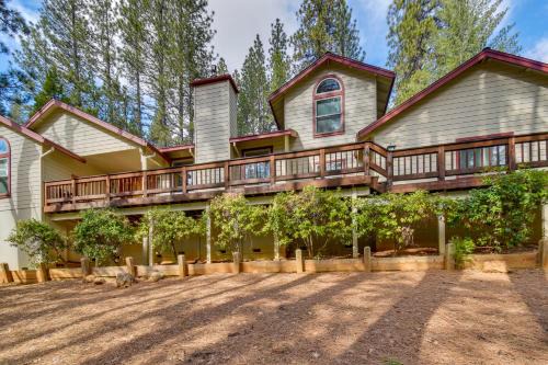 Hot Tub and Pool Table Cabin Near Calaveras Park!