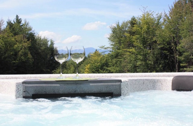 Large Hot Tub, Stunning Views. King and Queen Beds