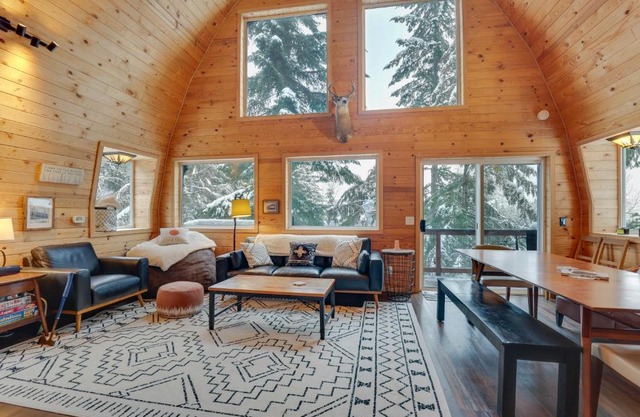 Hot Tub and Sauna Mountain Living at Hyak Cabin!