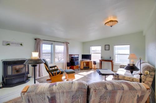 Hot Tub and Screened Porch Getaway in Montrose!