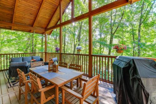 Hot Tub and Views Natures Hideaway in Zionville